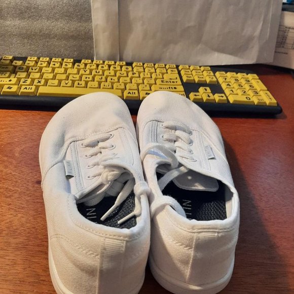 NEW ! Whitin Women Wide Toe White Canvas Sneaker Size US 9/EU40 - Picture 4 of 6